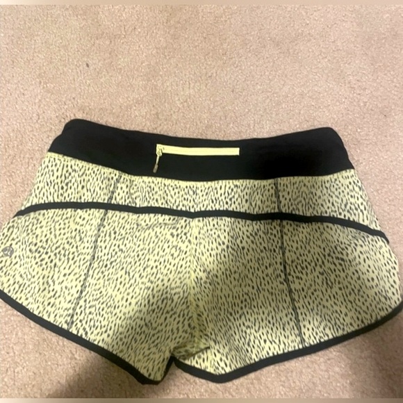 Lululemon Yellow Black Specked Comfy Athletic Workout Running Shorts Women sz 6 - Picture 2 of 9